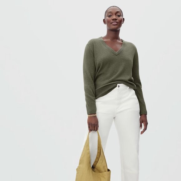 Everlane Sweaters - NWOT Everlane The Cashmere V-Neck Sweater in Green Size Small S NEW